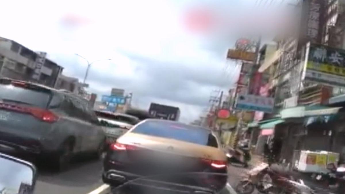 高雄千萬麥巴赫「車陣中狂鑽」 騎士送3檢舉單酸:塞車太委屈