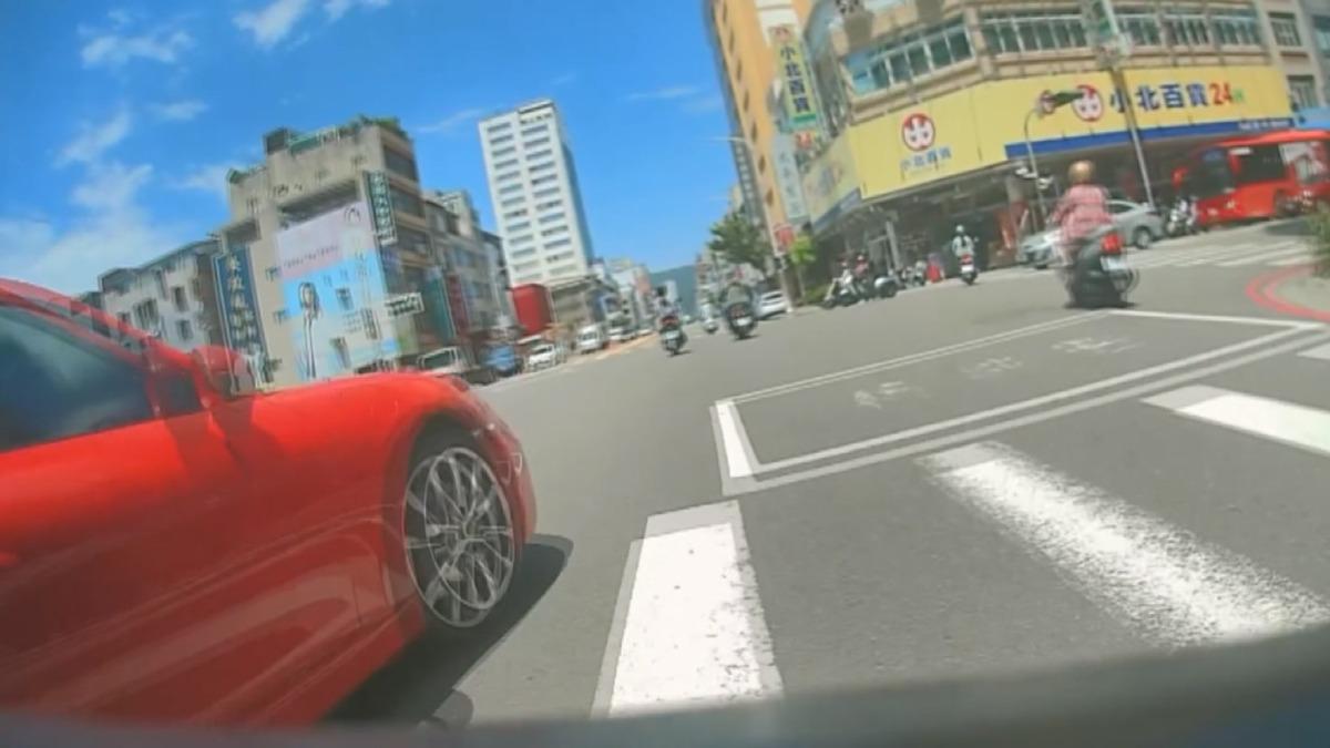 保時捷從內側車道右切,險釀車禍。(圖/翻攝Threads @bochih.www)