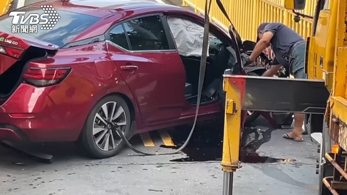 41歲洪姓駕駛開租賃車,因毒駕心虛拒檢逃逸,最後把整輛車撞爛。(圖/TVBS)
