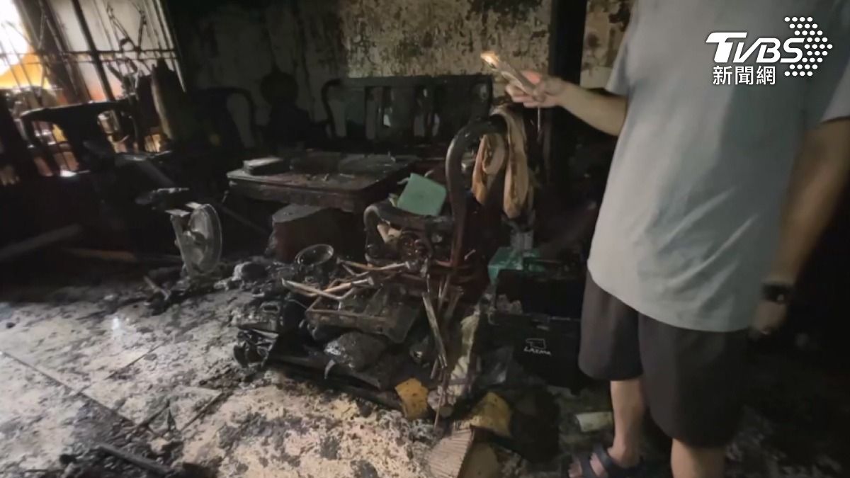 李先生一家四口在睡覺時為露營燈充電，疑因充電過久導致爆炸。（圖／TVBS）