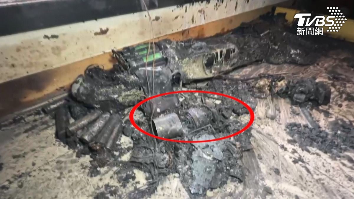 電視櫃右側被燒出一個大洞，正是李先生當時為露營燈充電的位置。（圖／TVBS）