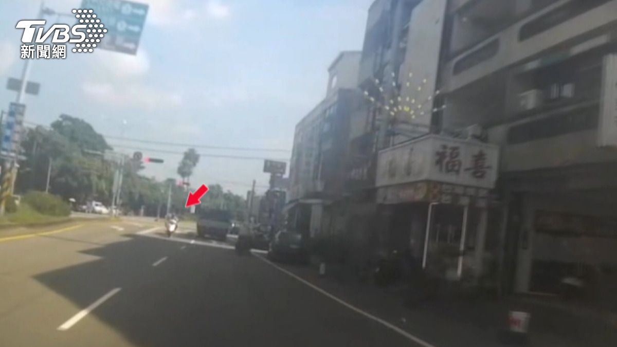 嫌犯在逃跑過程中沿路丟棄依托咪酯電子菸（喪屍煙彈）一支。(圖／警方提供)