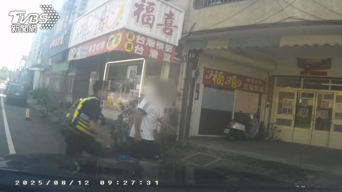 嫌犯在逃跑過程中沿路丟棄依托咪酯電子菸（喪屍煙彈）一支。(圖／警方提供)