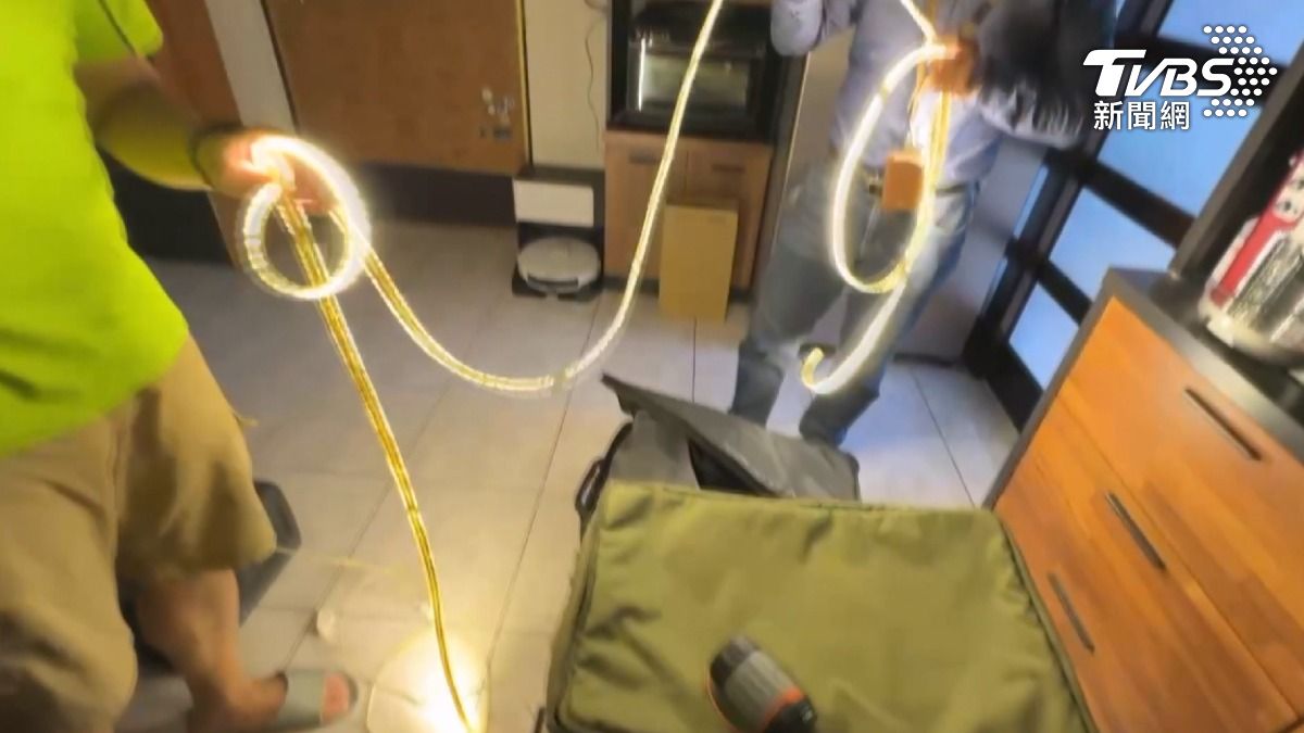 露營達人介紹一種隨插隨亮且耗電量低的露營光條，使用行動電源就可以支撐一整晚的照明需求。（圖／TVBS）