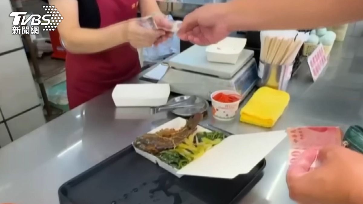 記者實際走訪這家自助餐店,夾取3菜1魚,總共140元。(圖/TVBS)