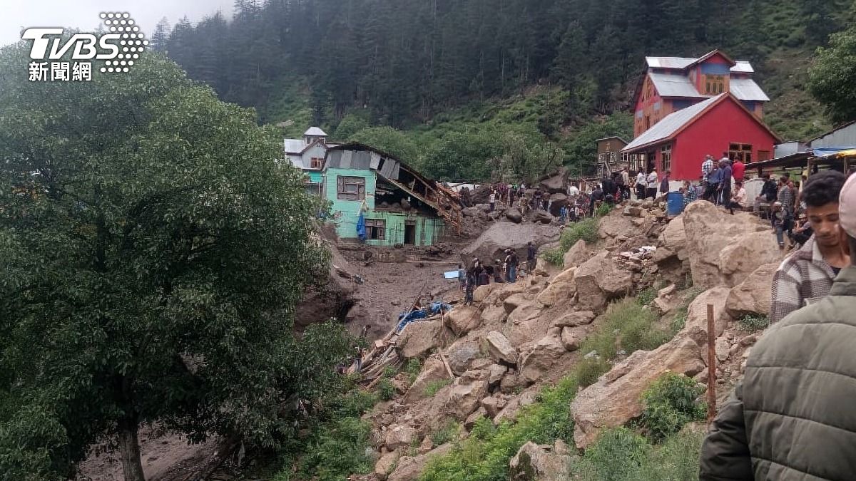 印度喀什米爾熱門朝聖路線暴雨引發致命山洪，泥流沖刷將房屋沖垮釀成傷亡。（圖／達志影像美聯社）