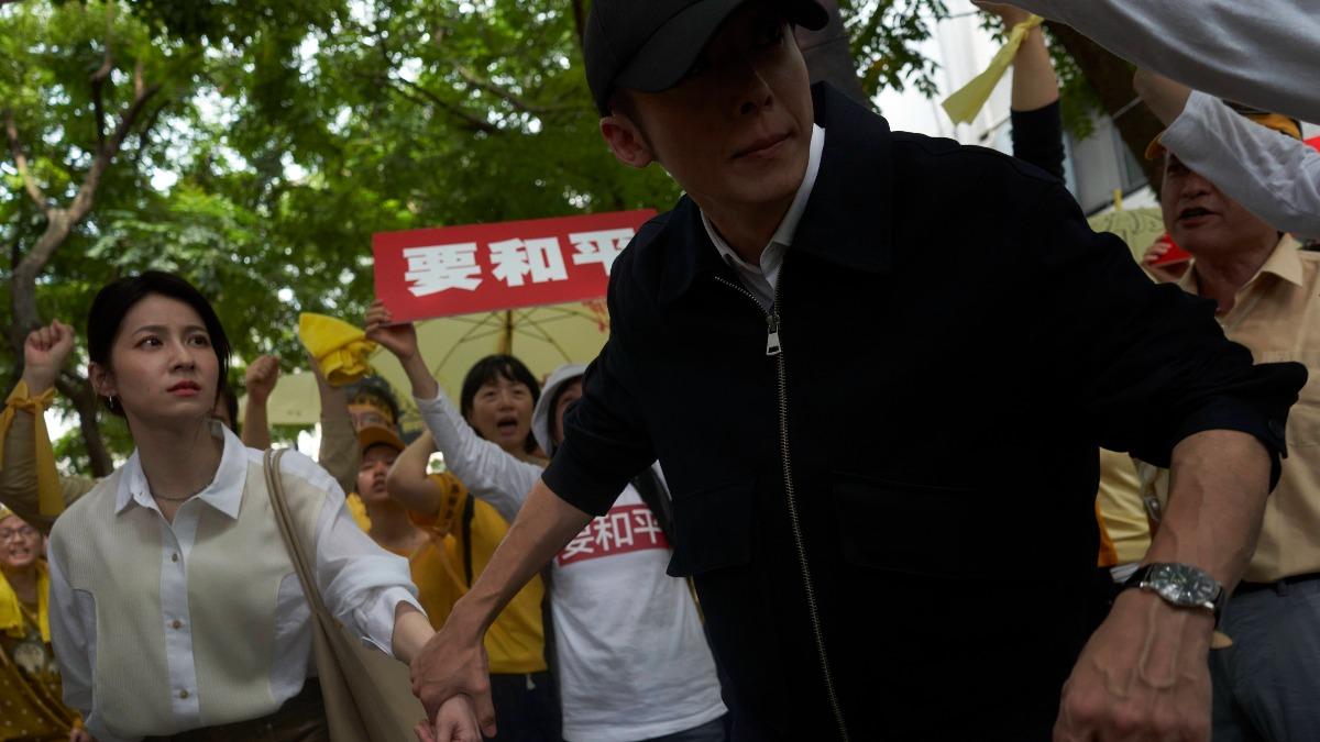 高橋一生（前）開心和台灣劇組合作。（圖／牽猴子提供）