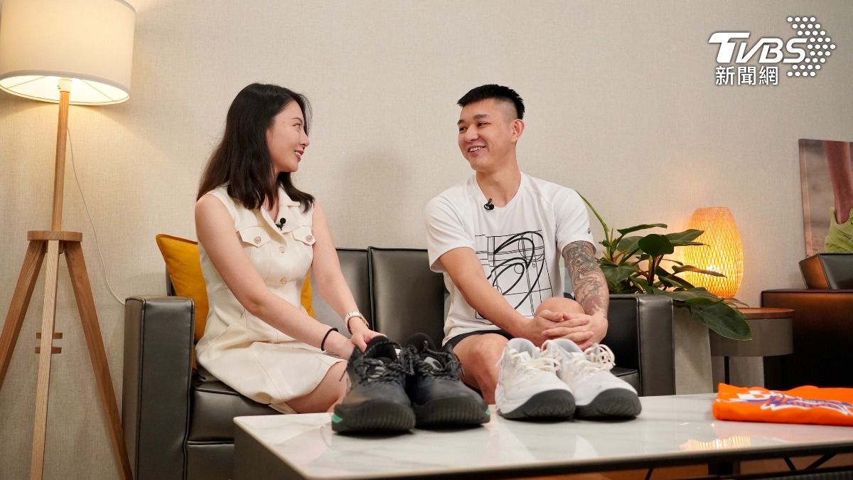 桃園璞園領航猿球星盧峻翔接受TVBS新聞網《鞋來開箱》專訪。（圖／區國強攝）