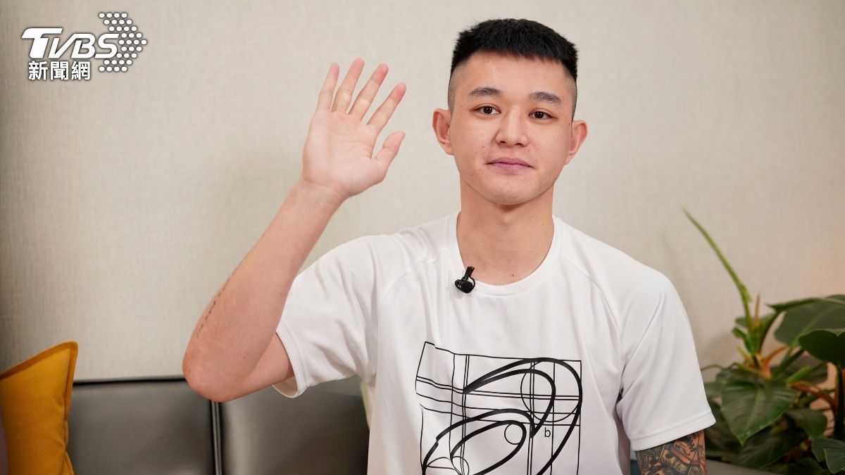 桃園璞園領航猿球星盧峻翔接受TVBS新聞網《鞋來開箱》專訪。（圖／區國強攝）