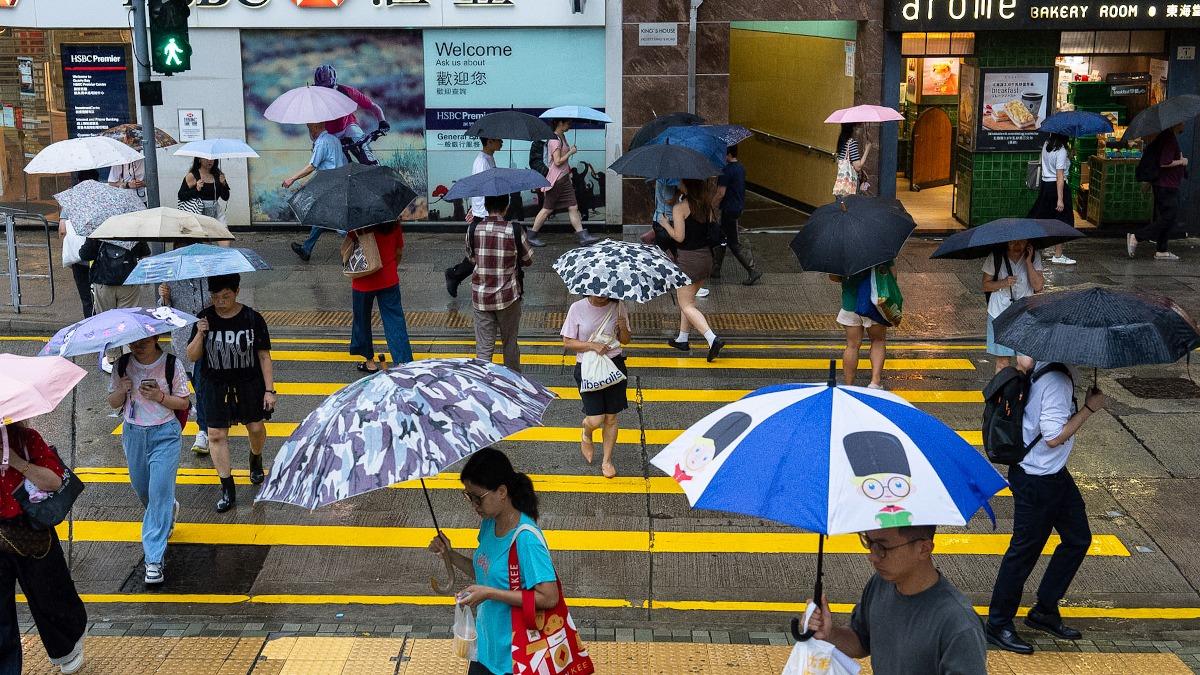 香港在短短半個月內,第五度發出黑色暴雨警告,創下單年最多次黑雨的氣象新紀錄。(圖/美聯社)