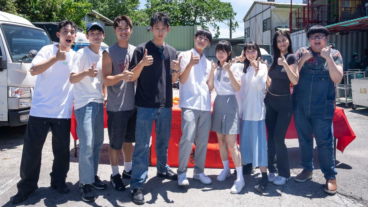 蔡振廷(左起)、張豐豪、趙崇喆、吳念軒、劉修甫、項婕如、鄭穎、鄭芯恩、陳彥佐今一起參加開鏡儀式。(圖/三匠影視提供)