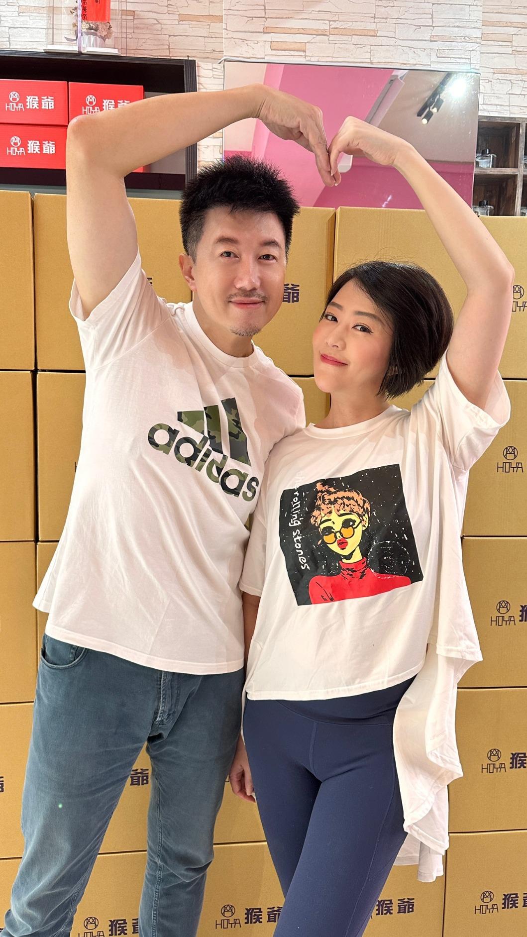 文汶(右)跟吳皓昇在疫情期間,親自裝箱防疫包與保養品物資。(圖/民視提供)