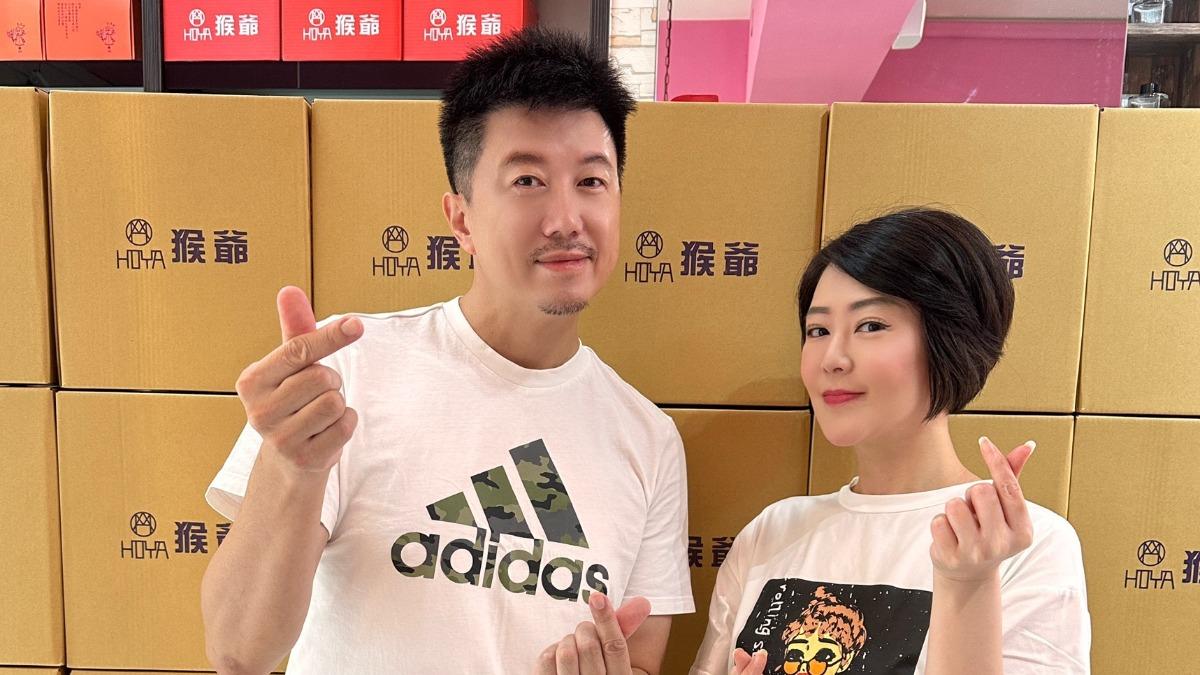 文汶(右)讓消費者買一邊買產品、一邊做公益。(圖/民視提供)