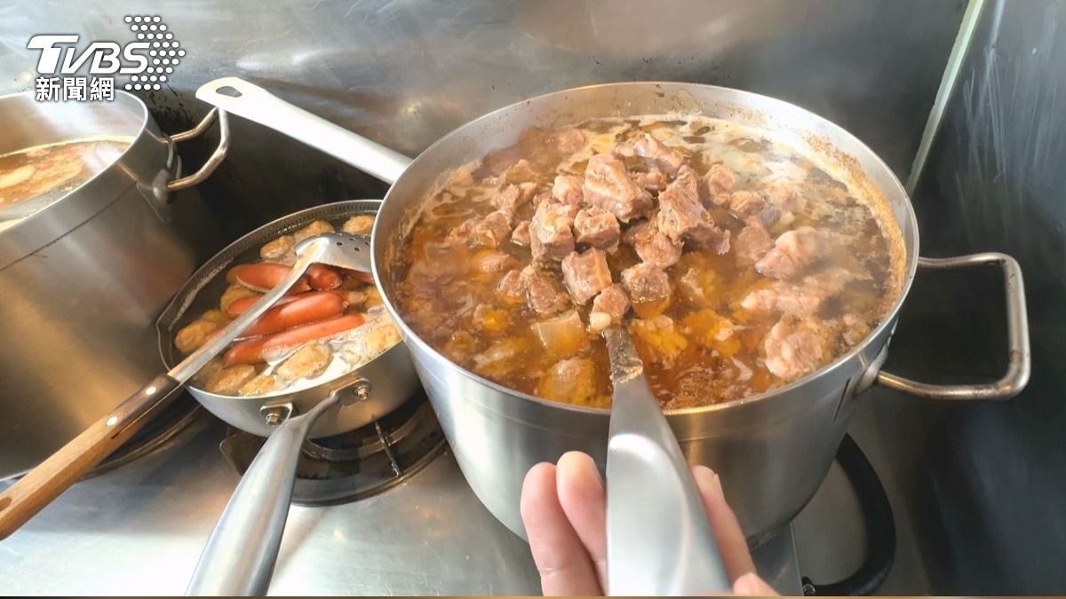 咖哩外送單占店鋪收入一半 打敗手搖飲。(圖/TVBS)