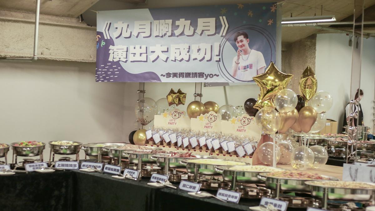 粉絲為高胥崴演出《九月啊九月》特地準備食物應援。(圖/大慕可可提供)