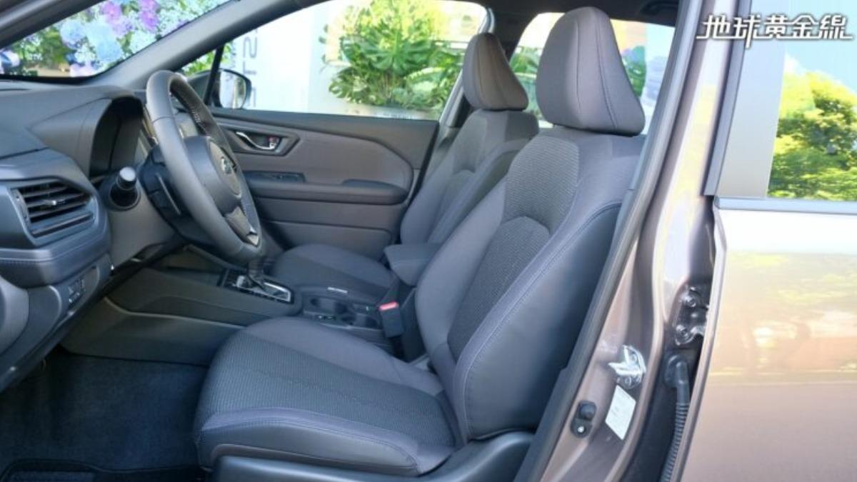 入門汽油車型配備Tricot織布座椅,並採用黑色頂篷。(圖/地球黃金線提供)