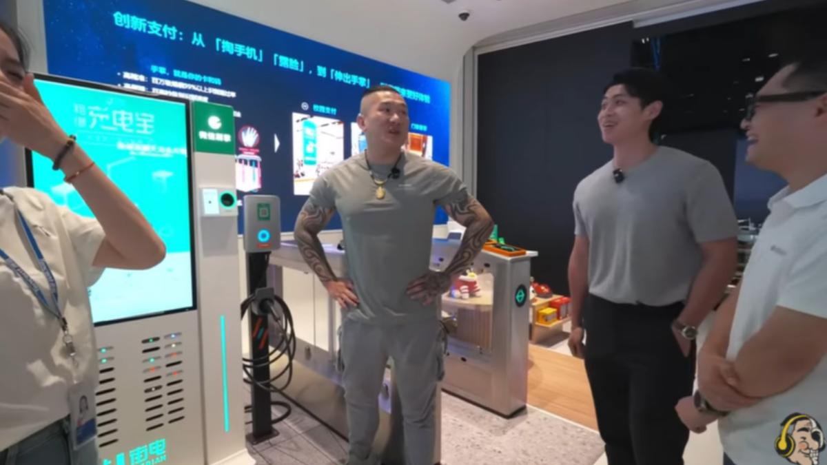 館長想大讚騰訊發明「支付寶」,被工作人員糾正。(圖/翻攝自館長惡名昭彰YT頻道)