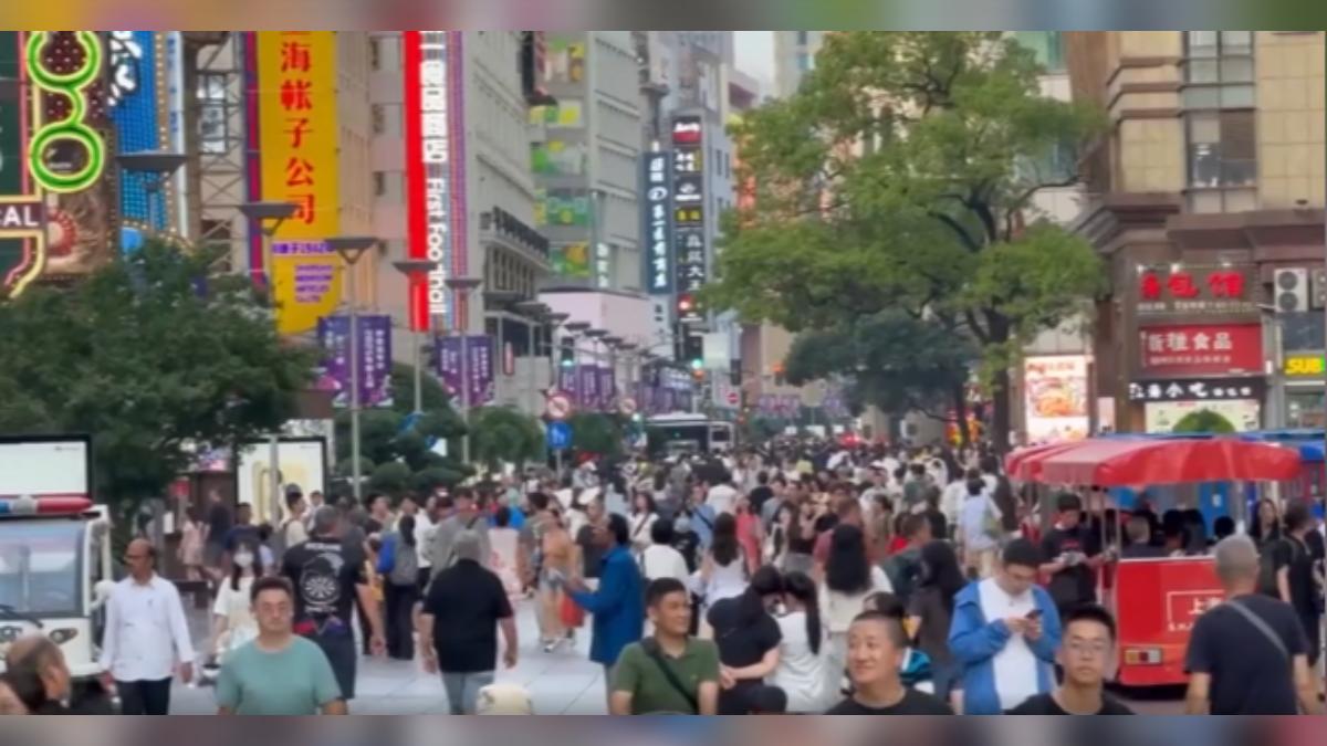 大陸首度祭出個人及服務業信貸的利息補貼政策,從9月1日起,民眾借錢旅遊、裝修、買車,老闆借錢買設備或研發產品,每年利息補貼1%,政策期限為期一年。(圖/CCTV+)
