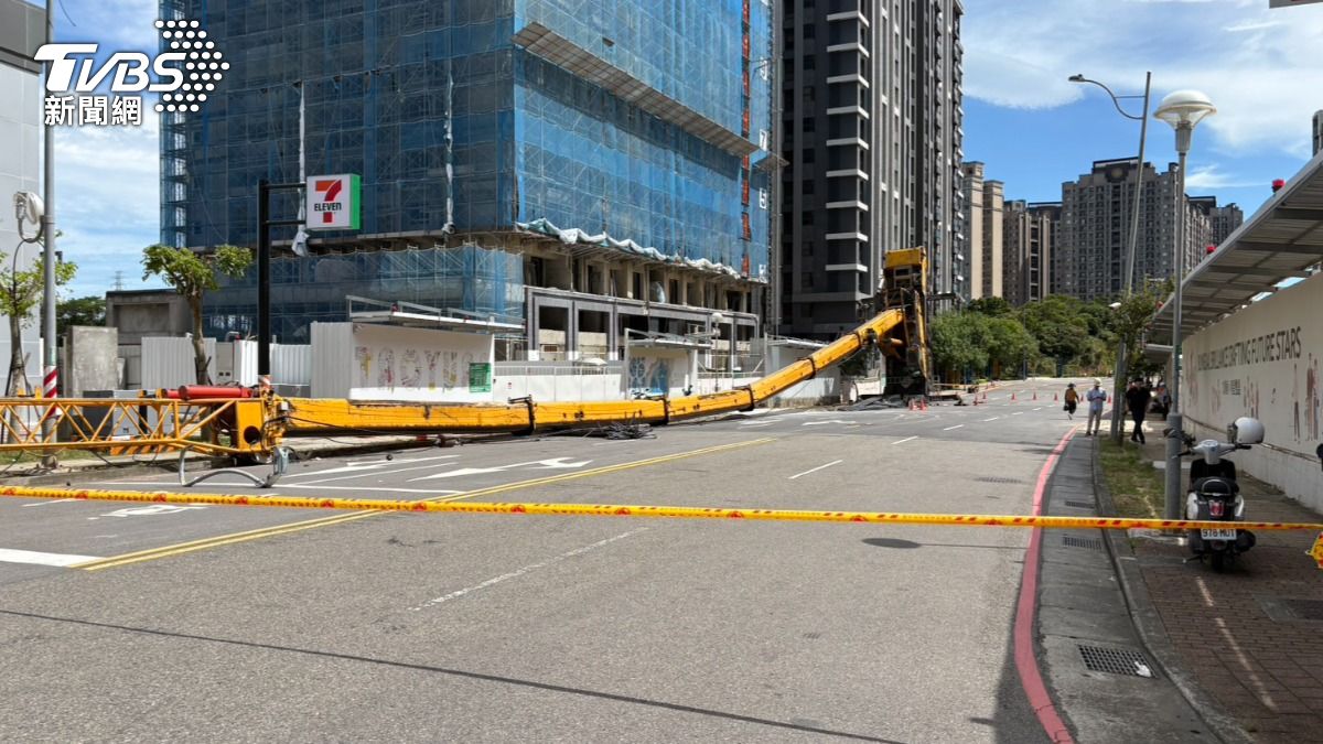 吊車不慎翻覆,整支吊臂應聲倒下卡路中。(圖/TVBS)