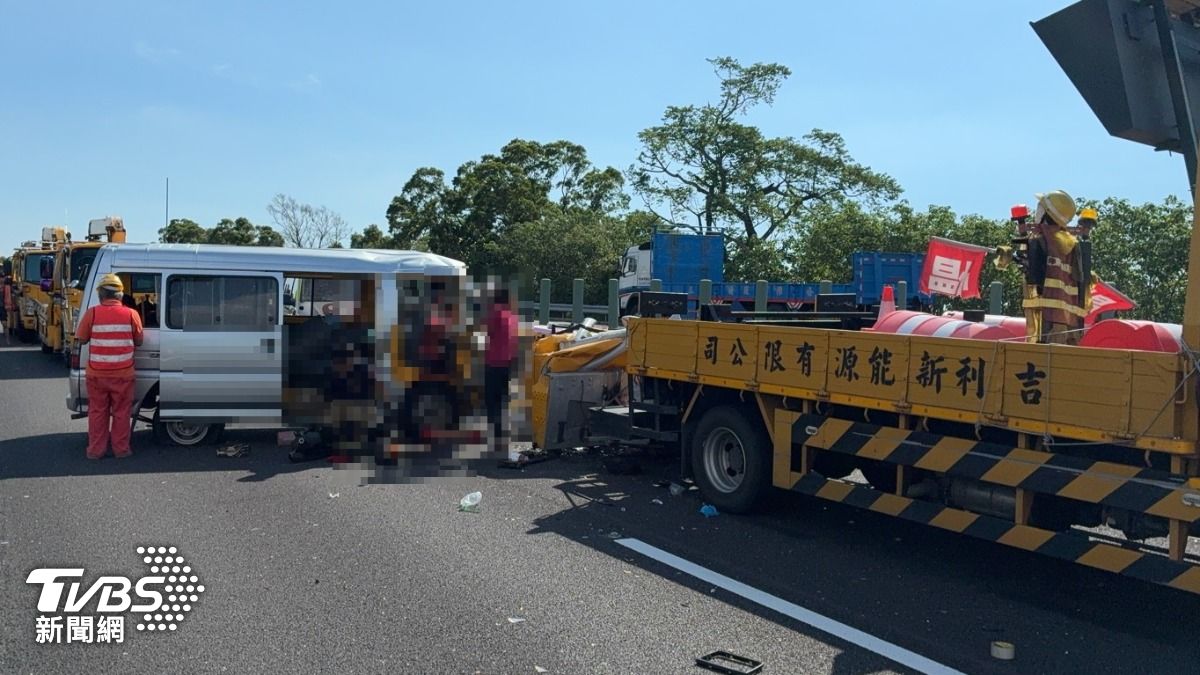 嘉義縣某國中分校棒球隊撞上防撞車。(圖/TVBS)
