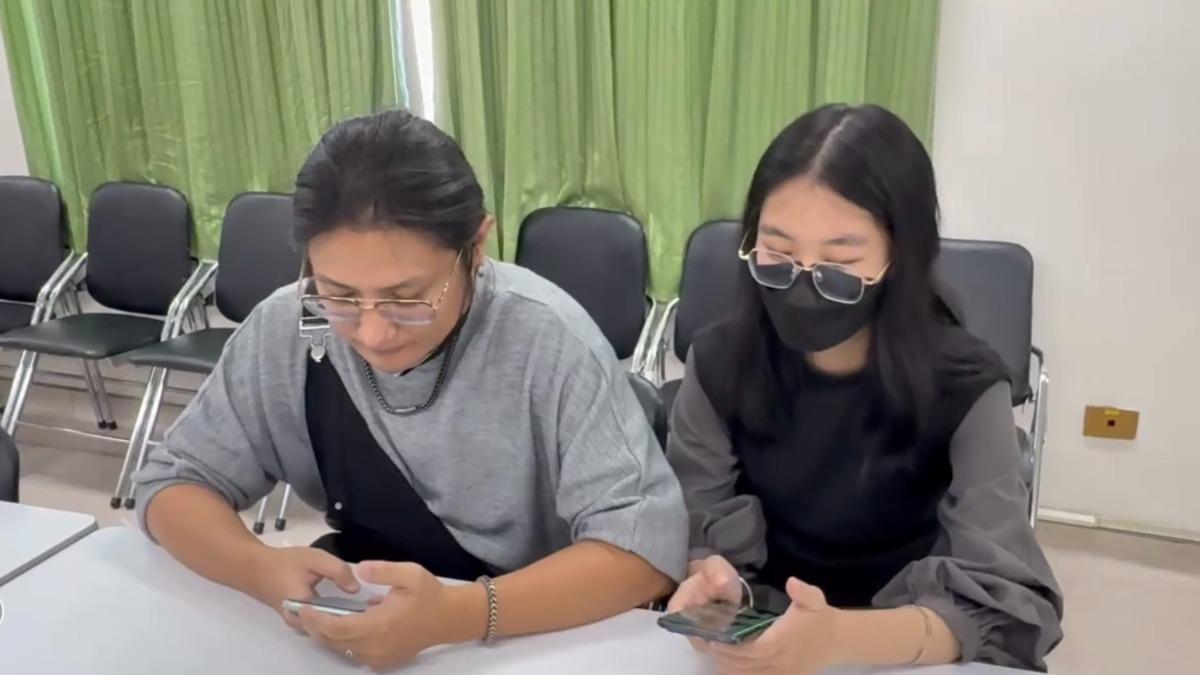 謝男(左)為了老婆(右)強忍疼痛硬撐騎車。(圖/台中醫院提供)