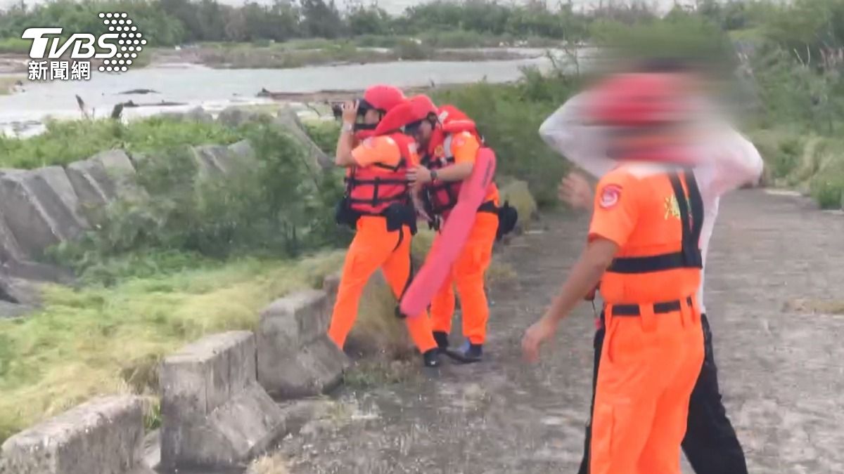 海巡署已宣布不再採取柔性勸導的方式,未來只要發現有民眾違規進入颱風警示區,將直接開罰。(圖/TVBS)