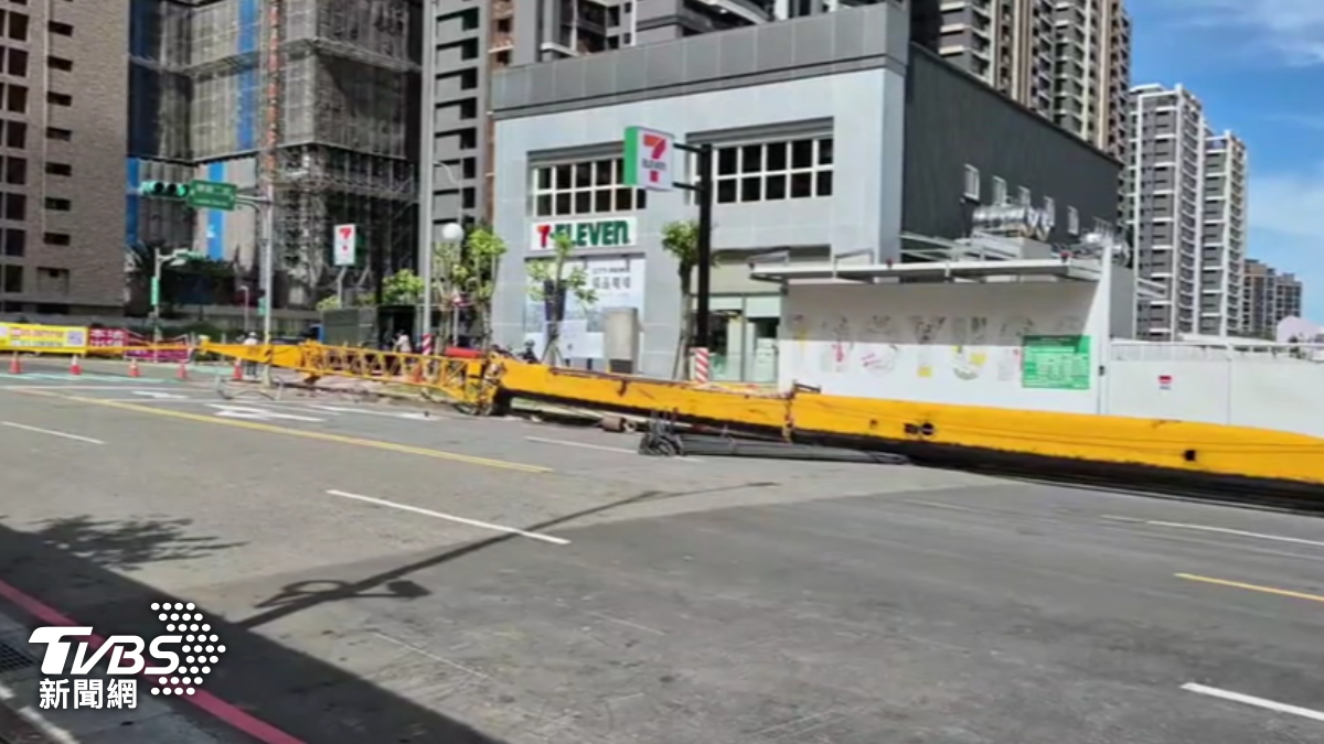 吊車翻覆砸路口!50公尺吊臂傾倒(圖/TVBS)