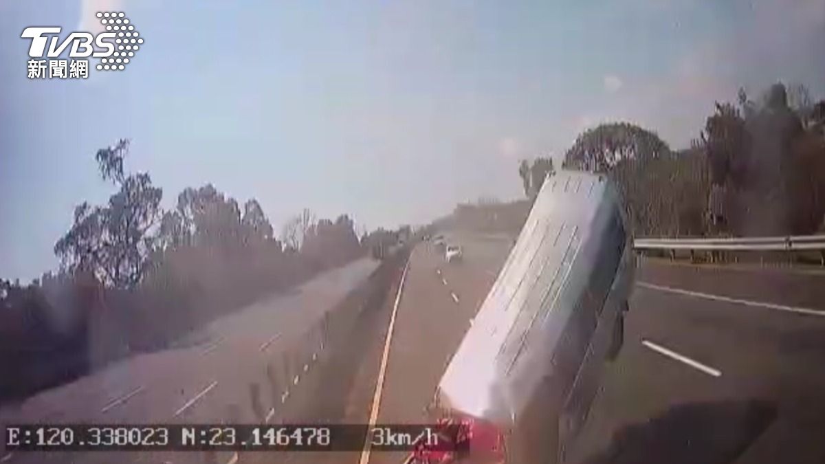 有片/嘉縣棒球校隊高速撞防撞車「人噴出掛懸空」 驚悚畫面曝