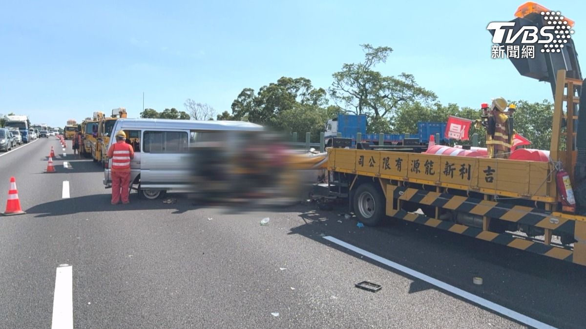 廂型車撞擊力道猛烈，教練、7名球員一度受困車內。（圖／TVBS）
