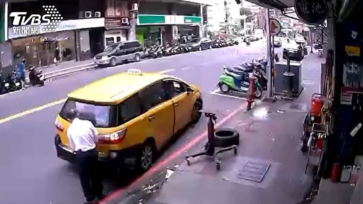 計程車司機連撞2車。(圖/TVBS)