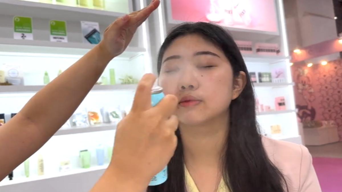國際美容展有不少韓國保養、彩妝品牌進駐。(圖/TVBS)