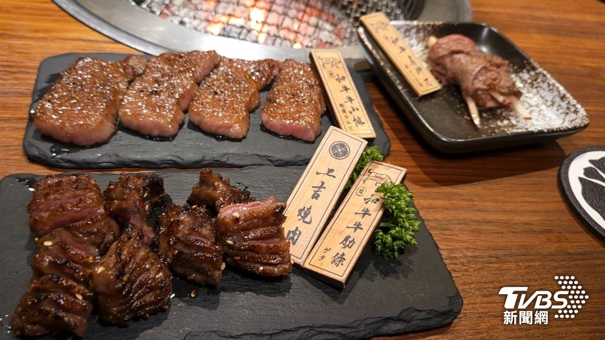 燒肉店將和牛包蘋果絲,讓口感更清爽。(圖/TVBS)