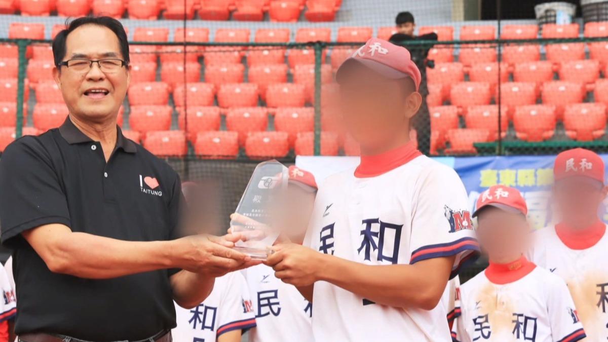 這位來自台中的許姓教練取得中華棒協A級棒球教練資格後擔任校隊教練，經常在臉書分享球隊的比賽成果。（圖／翻攝臉書）