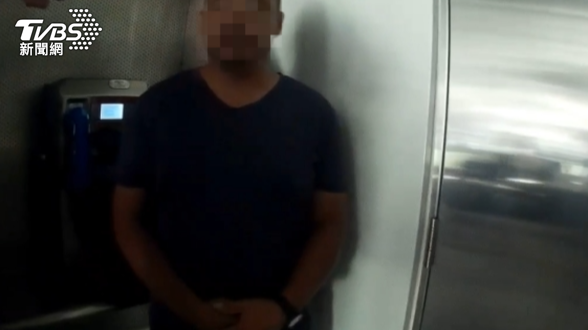 男子當場被便衣警察逮獲。（圖／TVBS）