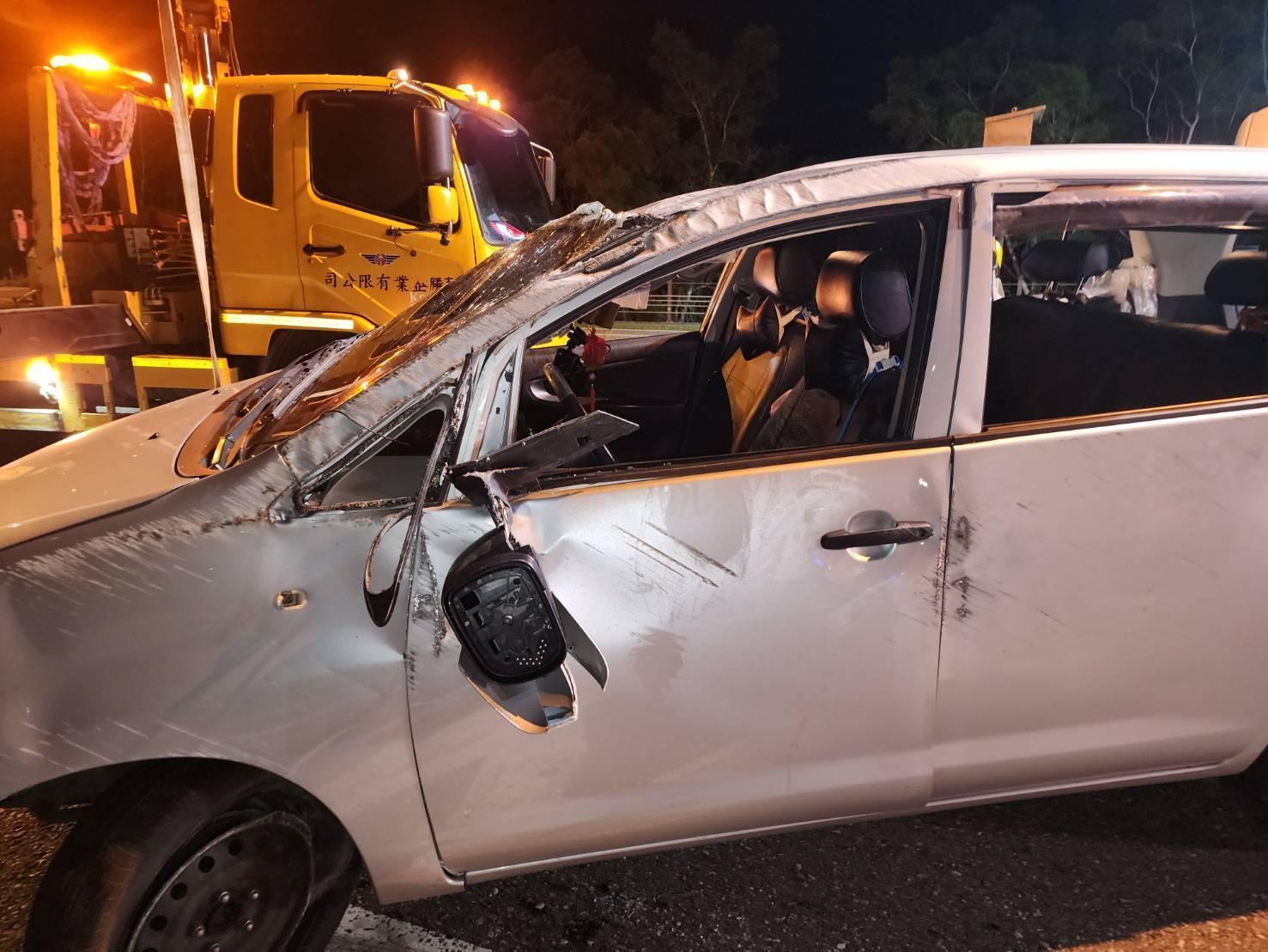 車子自撞翻覆，後照鏡被撞歪。（圖／TVBS）