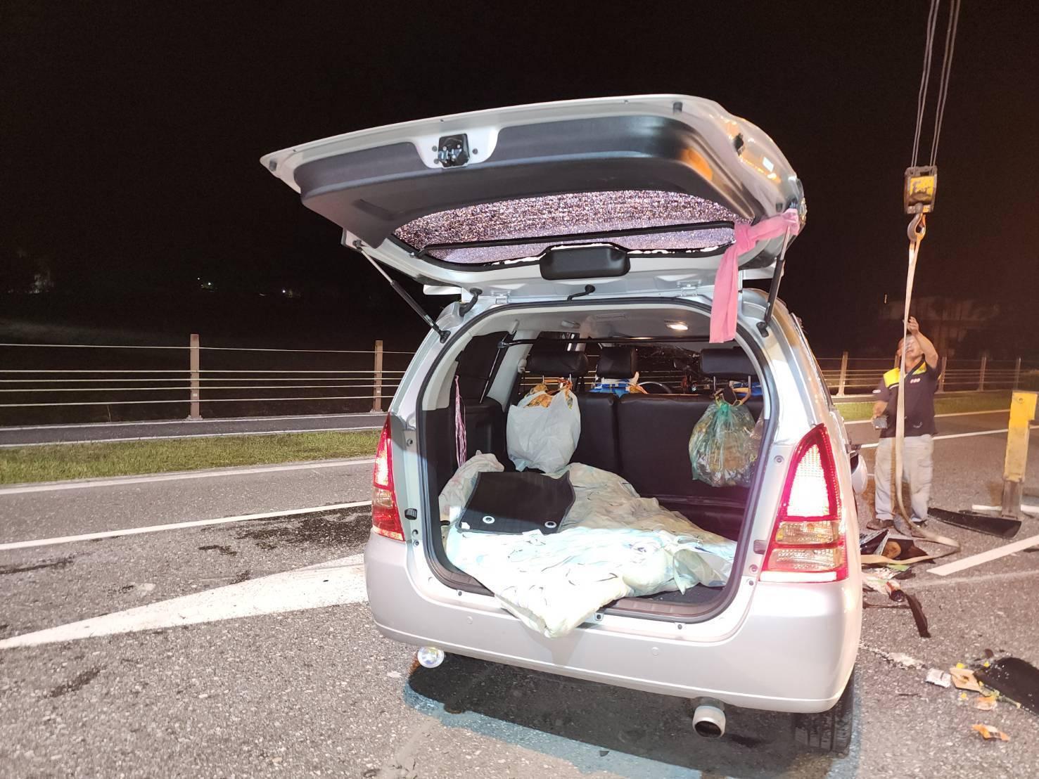後車廂門也被撞開，出動吊車排除意外。（圖／TVBS）