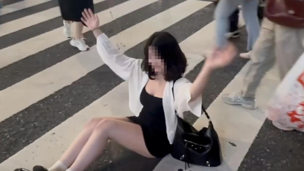 台女澀谷街頭「坐地上拍照」丟臉過程全錄下　日本人怒了