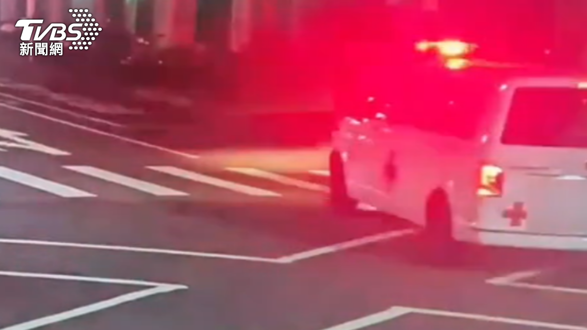 民間救護車和轎車發生碰撞，車內病患受到輕傷。(圖／TVBS)
