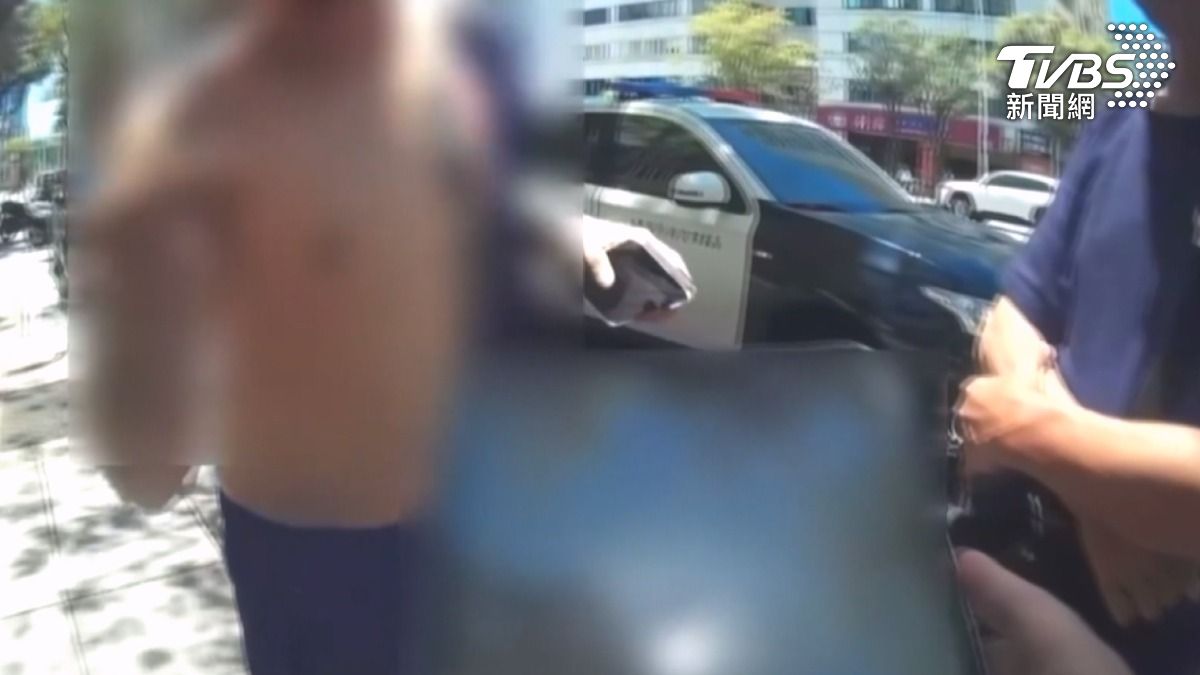 警方密錄器清楚記錄男子不僅拒絕配合,甚至脫掉衣服來拖延處理時間。(圖/TVBS)