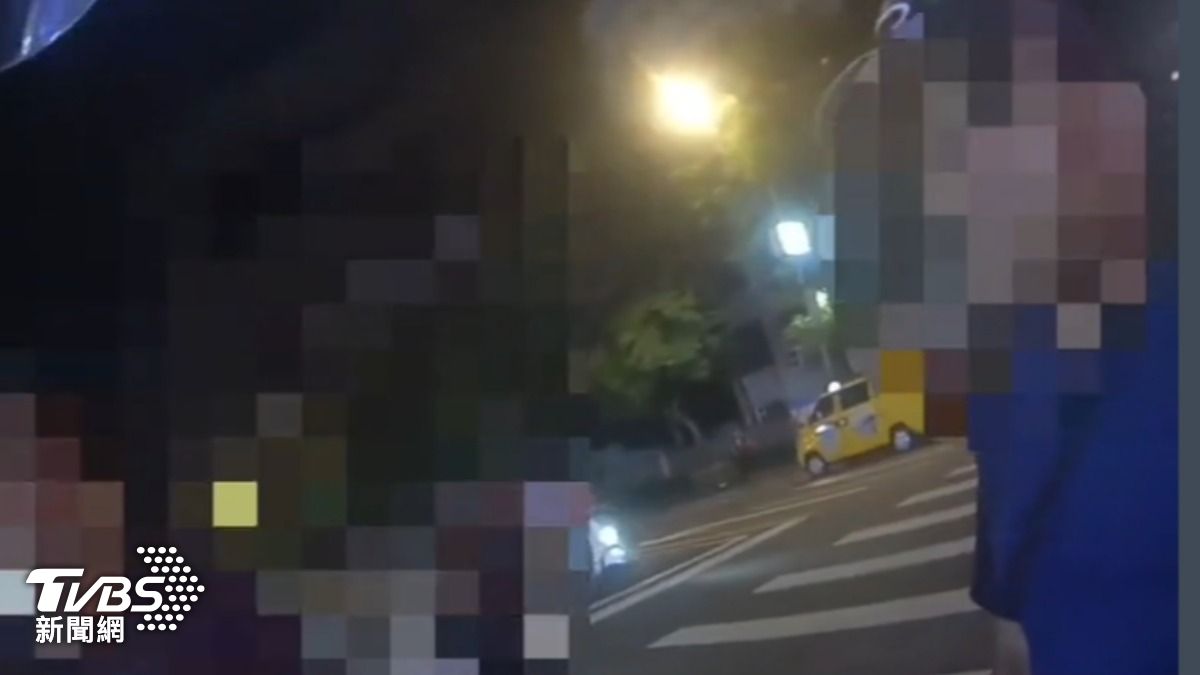 士林夜市旁爆打架,警方到場了解,男子氣憤遭控偷拍。(圖/TVBS)