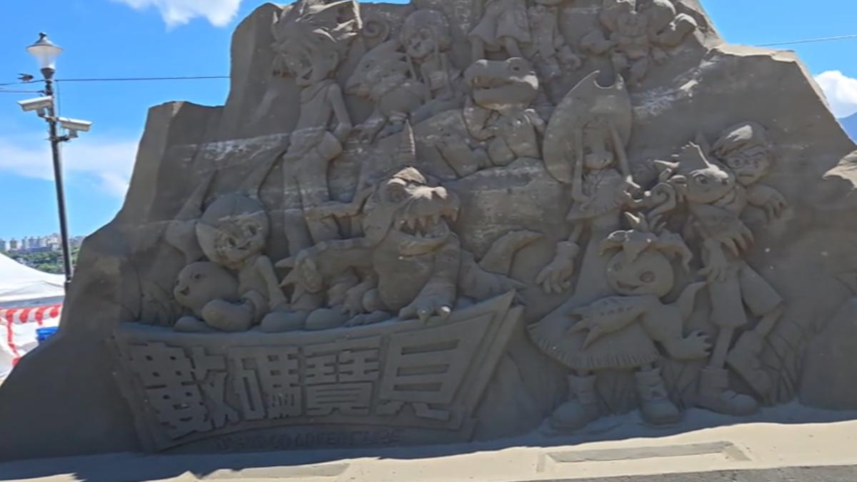 一年一度八里沙雕展,首度合作數碼寶貝。(圖/TVBS)