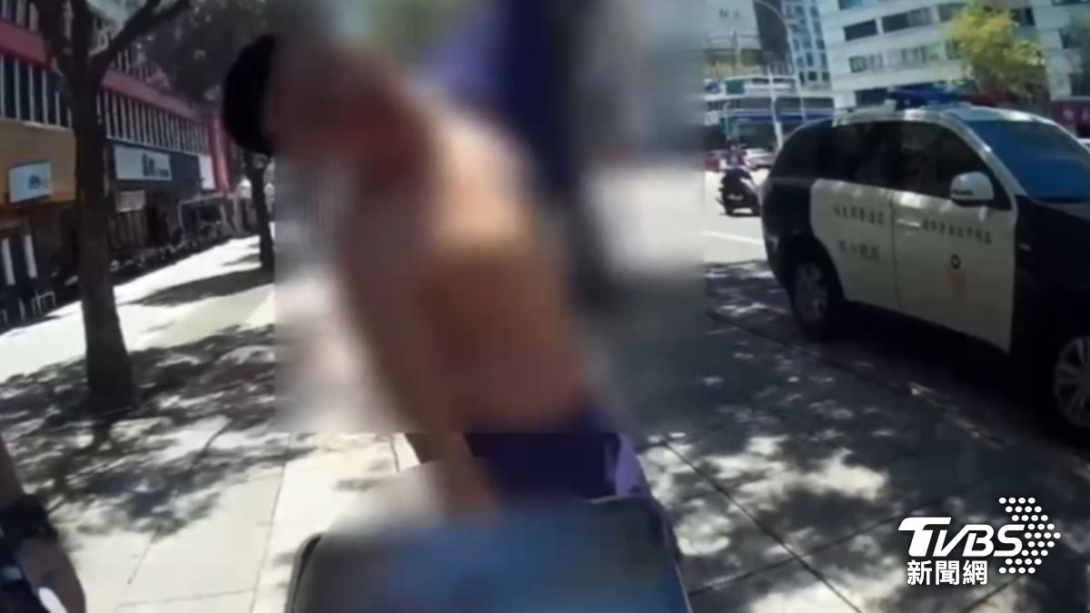 半甲刺青男控警流氓!密錄器打臉他倒地耍無賴 他喊冤:太累才躺地