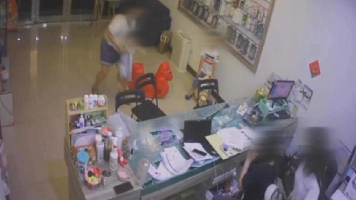 玻璃櫃台瞬間自爆,整張玻璃碎裂噴濺,家長趕緊把小孩抱起來。(圖/翻攝Threads_byq_6878)