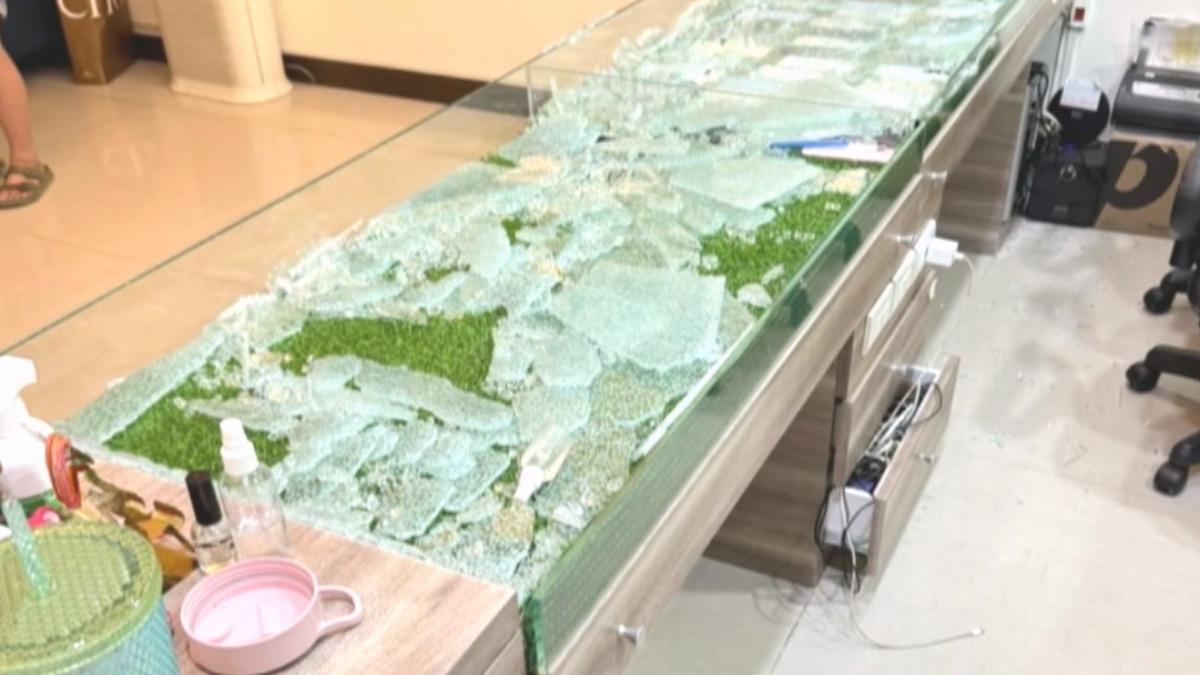 展示櫃台的玻璃突然無預警碎裂,整張玻璃碎裂噴濺。(圖/翻攝Threads_byq_6878)