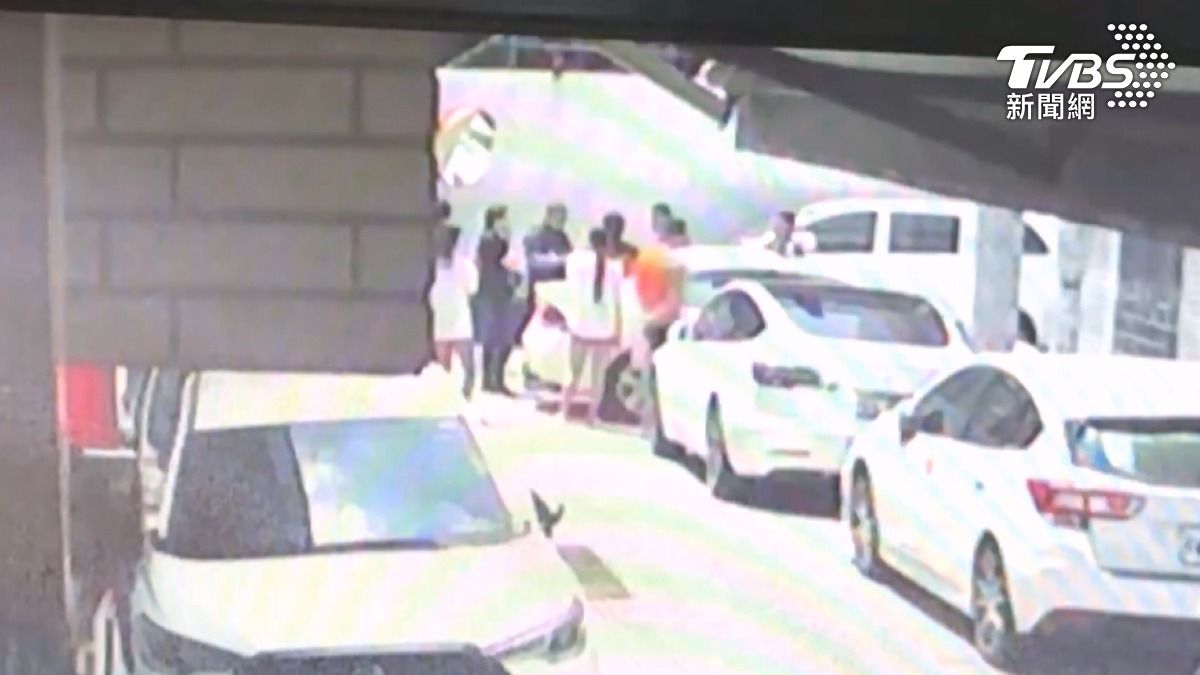 高雄三民區一處工地發生喧鬧衝突事件，直到警方抵達現場才平息衝突。（圖／TVBS）