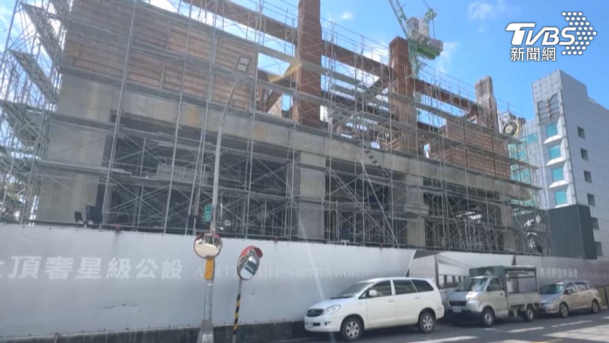 警方認定工人製造噪音擾民，依法進行開罰處理。（圖／TVBS）