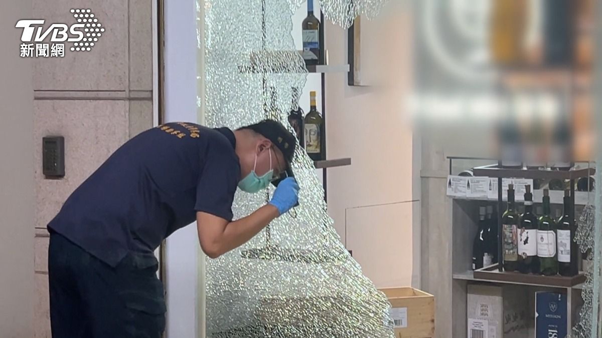 大鐵鎚輪流朝店門玻璃猛砸約5下,女老闆右腳被噴濺的玻璃碎片割傷。(圖/TVBS)