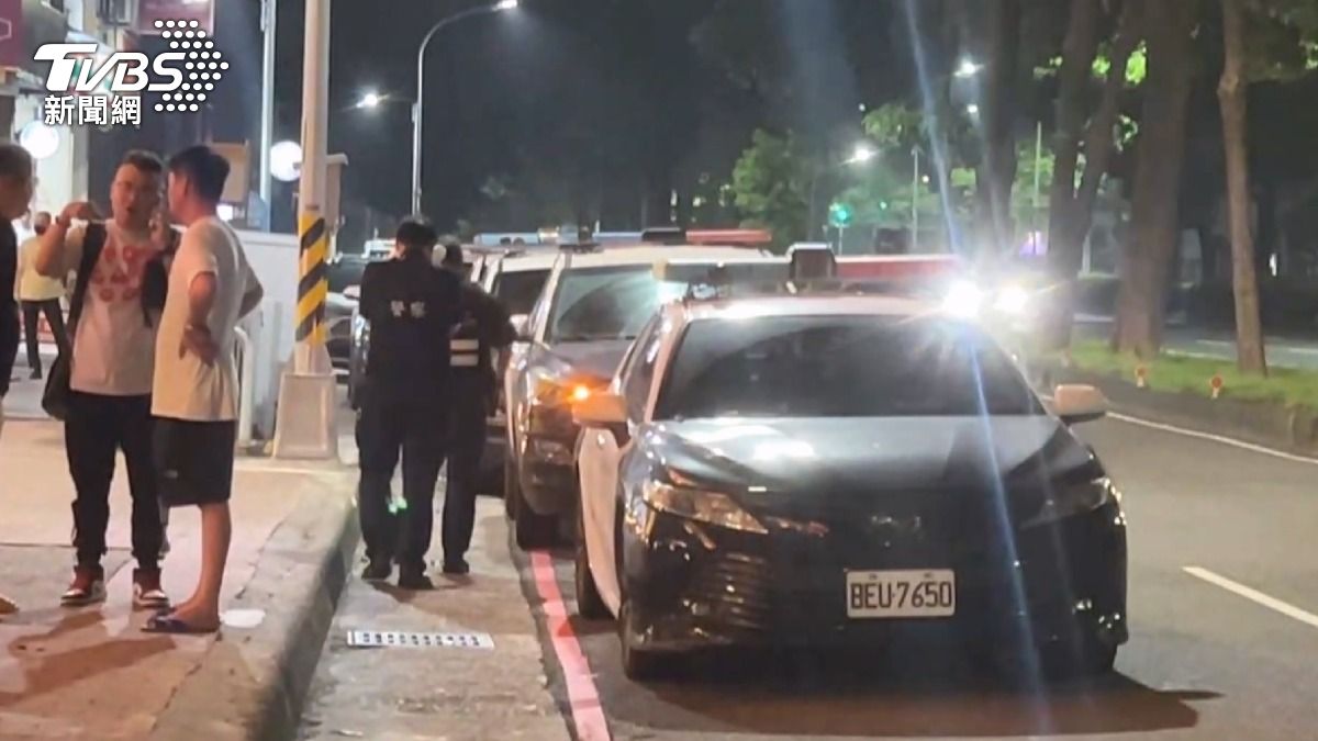 酒醉互毆!警方啟動快打部隊20警力到場壓制。(圖/TVBS)