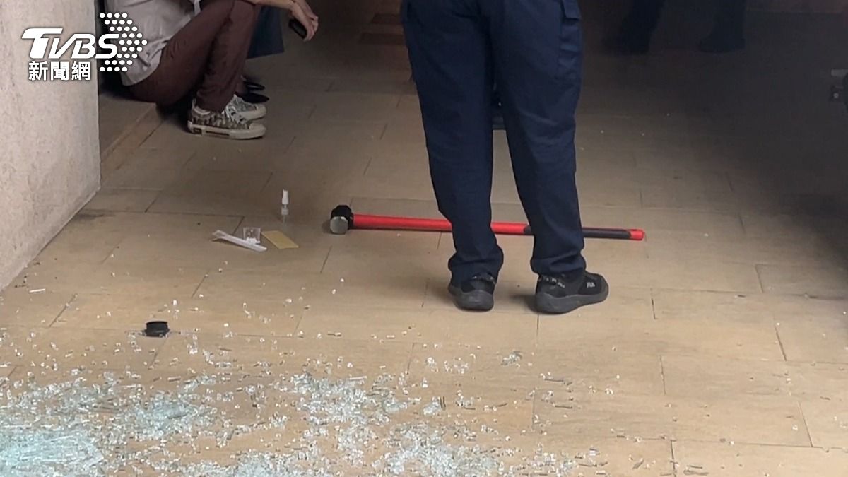 2男持鐵鎚猛擊,「10萬債務」警方全力追查。(圖/TVBS)