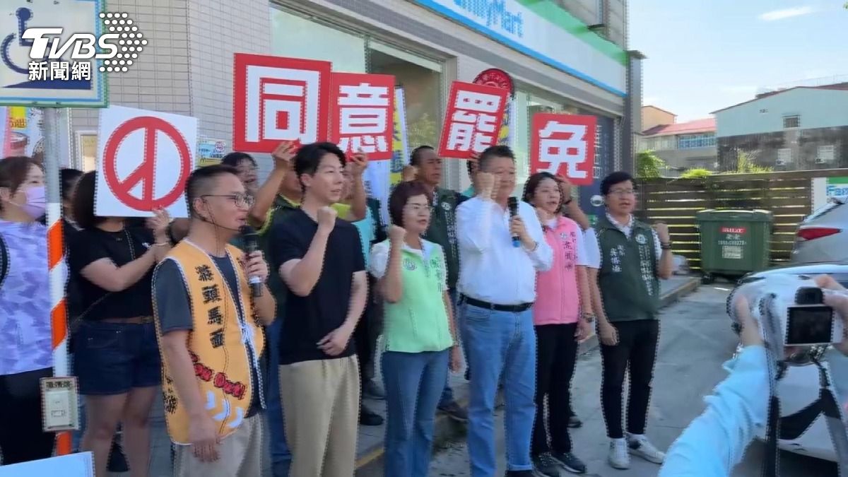 支持罷免團體不甘示弱,積極進行「催落去」的宣傳活動。(圖/TVBS)